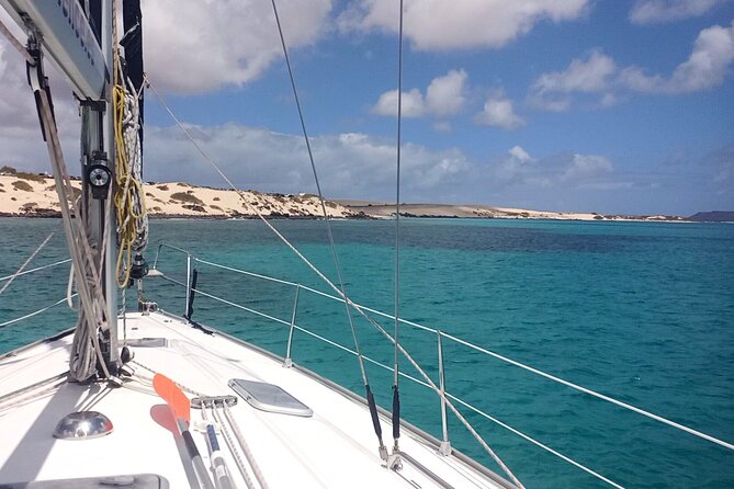 Sailing tour around the Lobos Island Natural Park / 4h - Onboard Light Meal and Drinks