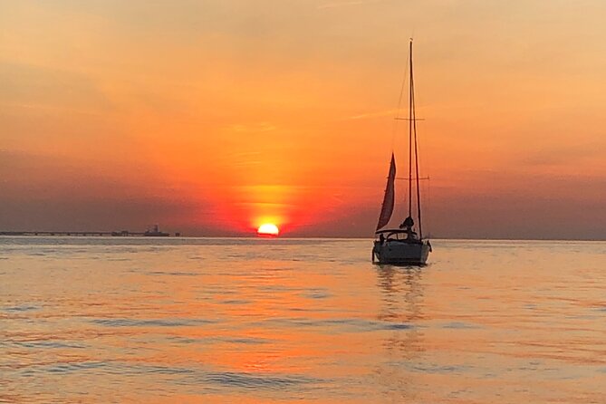 Sailing tour to the sunset in Lisbon - The Crew and Multilingual Commentary