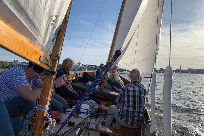 Sailing trip on the Hamburg Outer Alster - Hamburg’s Outer Alster: An Ideal Waterway for Sailing