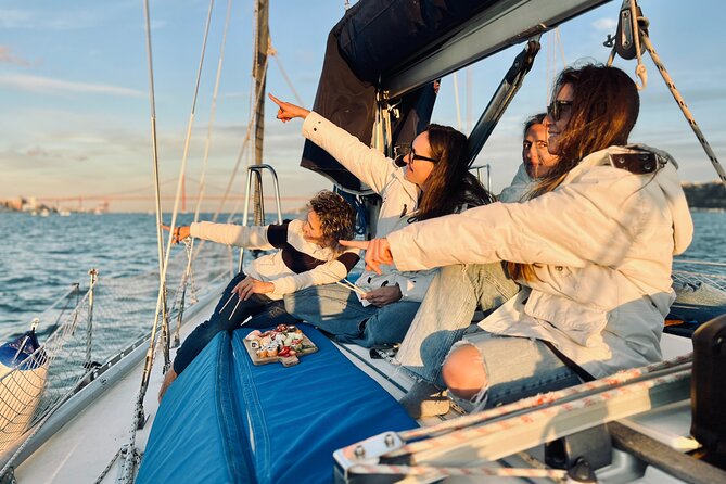 Sailing Yacht Lisbon's historic district Sightseeing Tour(2:30 H) - Passing by the Panteao Nacional and the Iconic Bridge