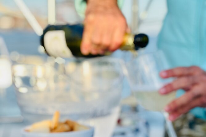 Sailing Yacht Lisbon's historic district Sightseeing Tour(2:30 H) - Admiring the Praça do Comércio and the Riverfront