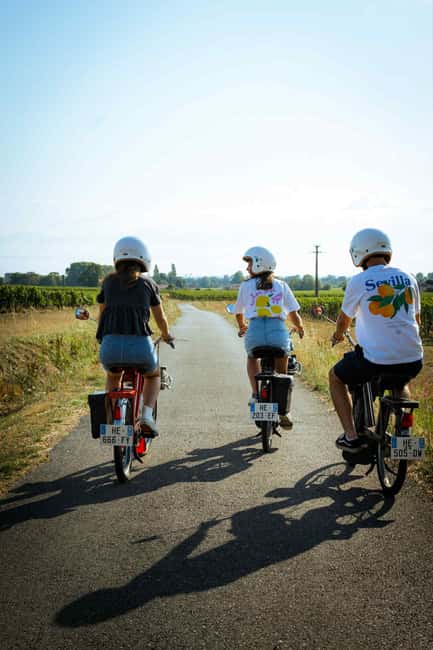 Saint-Émilion: Vintage moped ride - Departure from Pomerol and the Meeting Point