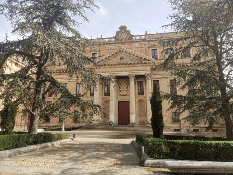 Salamanca: Monuments and Landmarks Guided Walking Tour - Logistics and Group Experience