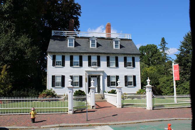Salem Full Day Private Tour from Boston - Exploring Salem’s Colonial Revival Architecture at The Salem Inn and Houdini’s Escape at Houdini Way