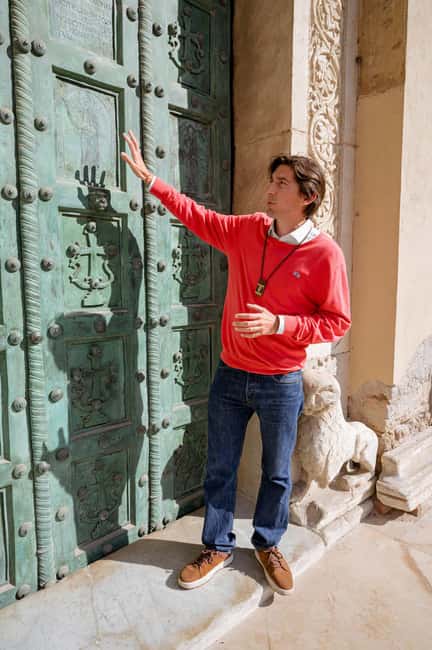 Salerno: Old town Walking Tour with Local Expert Guide - Practical Details: Meeting Point and Accessibility