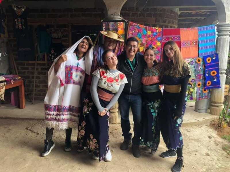 San Cristóbal: Private San Juan Chamula and Zinacantan Tour - Engaging Guides in Spanish and English