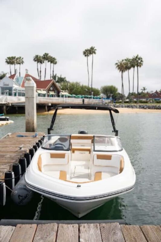 San Diego: Speed Boat Rental in San Diego Bay - Features of the 24-Foot Bayliner Speedboat
