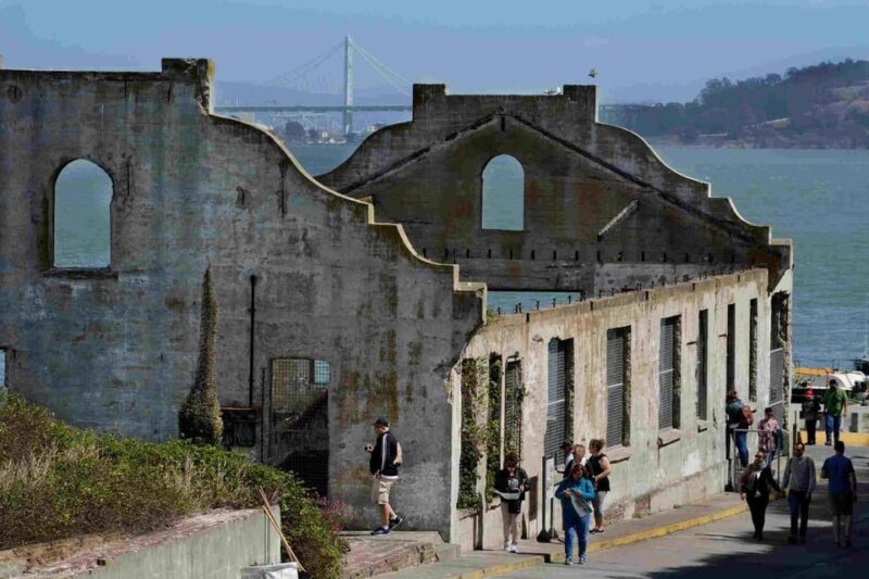 San Francisco: Alcatraz Island & Chinatown Walking Tour - Potential Challenges and Considerations from Reviews