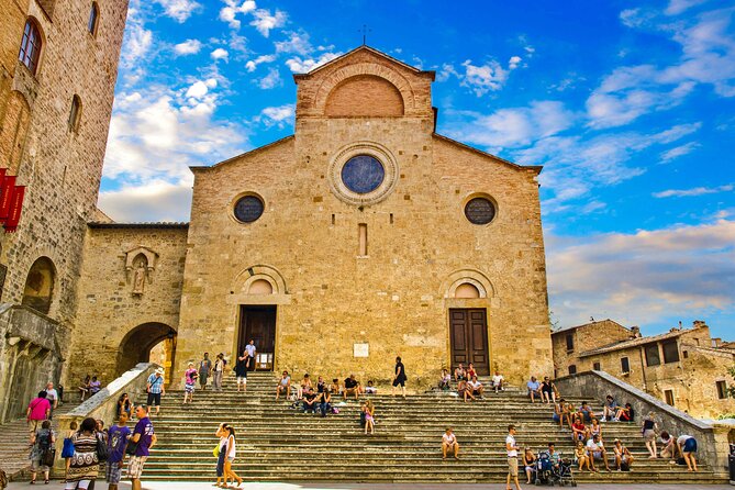 San Gimignano Walking Tour with Audioguide on Your Smartphone - Exploring the San Gimignano 1300 Arts Center and Casa Santa Fina