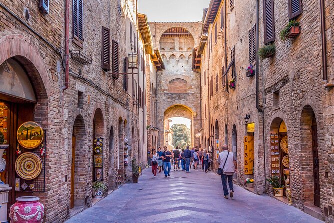 San Gimignano Walking Tour with Audioguide on Your Smartphone - Piazza della Cisterna and the renowned Gelateria Dondoli