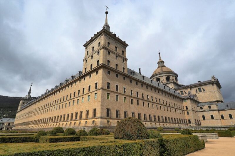 San Lorenzo de El Escorial: Monastery and Site Guided Tour - Explore the Monumental Royal Monastery of San Lorenzo de El Escorial