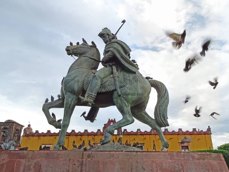 San Miguel De Allende: Downtown Landmarks Walking Tour - Strolling Through the Angela Peralta Theater and Plaza de la Soledad