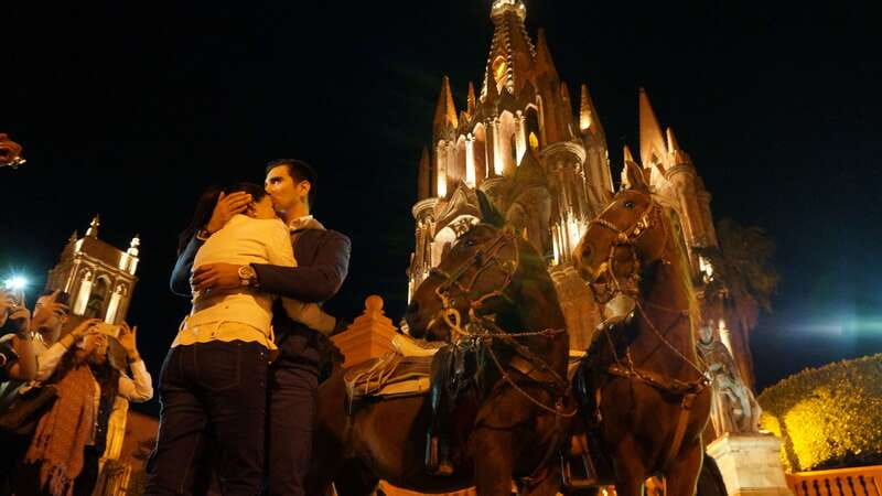 San Miguel: Romantic Horseback Riding at Sunset - Exploring San Miguel’s Iconic Streets and Neighborhoods on Horseback