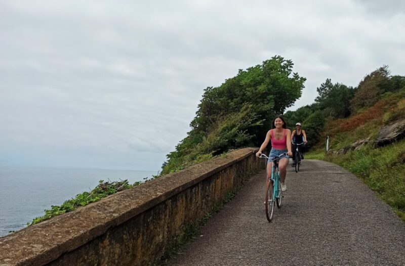 San Sebastián: Discover San Sebastian on a Bike - Bike, Helmets, and Water Included