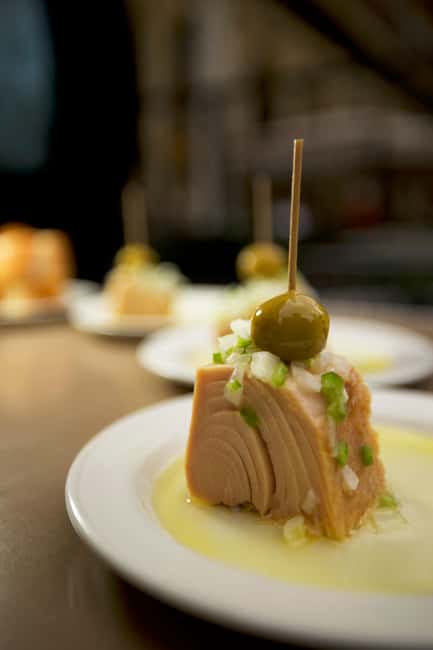 San Sebastián: Gourmet Dinner Walking Tour with Wine - Making the Most of the Evening: Navigating Pintxo Culture