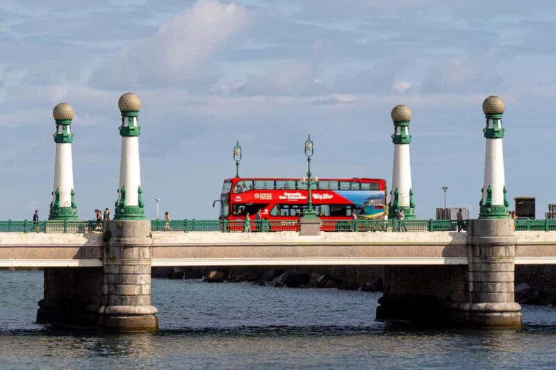 San Sebastian: Hop-On Hop-Off City Tour Bus - Discover the Main Stops: Aquarium, La Concha, and Peine del Viento