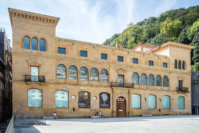 San Sebastian: Old Town Exploration Game and Tour - Religious and Cultural Landmarks: Basilica de Santa Maria del Coro