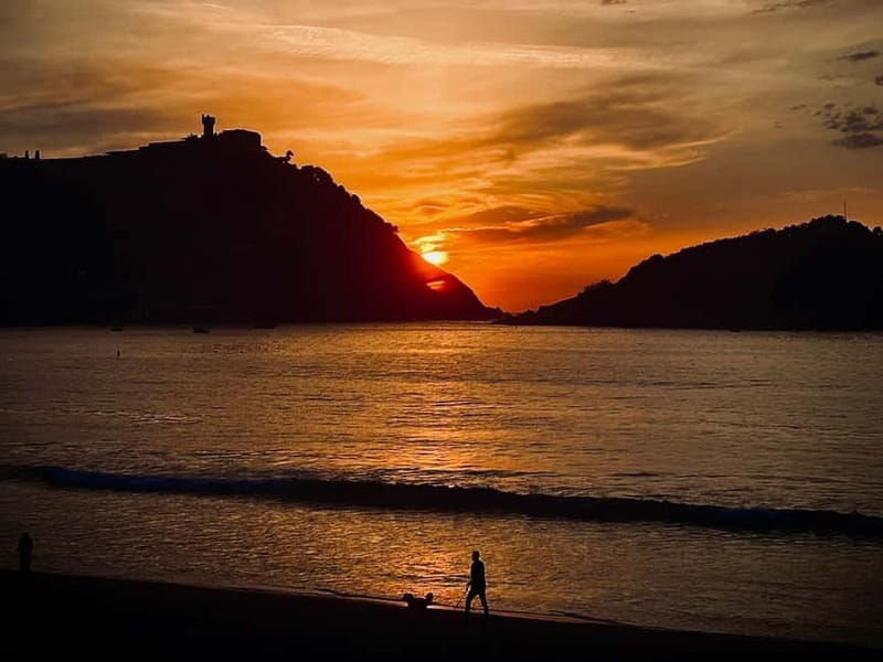 San Sebastián: Sunset from the catamaran in La Concha Bay - Discover the Magic of San Sebastiáns Sunset from La Concha Bay