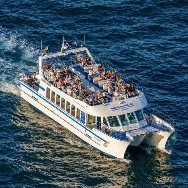 San Sebastián: Sunset from the catamaran in La Concha Bay - Exploring La Concha Bay’s Most Famous Landmarks