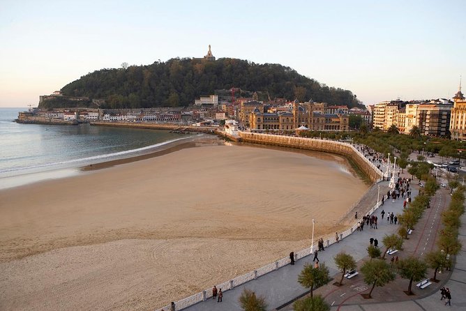 San Sebastian Walking Tour with Pintxo and Drink - Logistics and Group Size Expectations