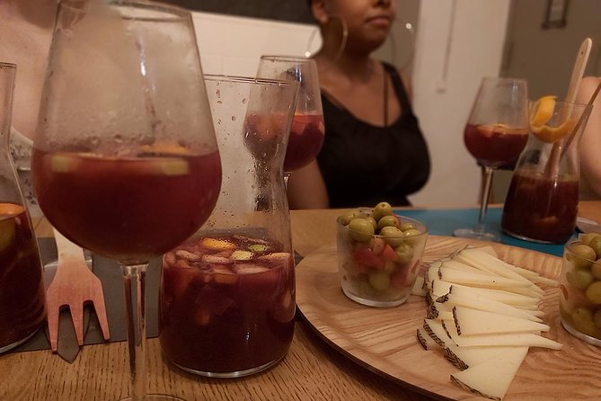 Sangria Cultural Workshop with Tapas - The Guide and Classroom Atmosphere