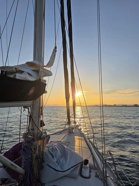 Santa Pola: Gin and tonic tasting and sunset sailboat ride - Relaxing on the Sailboat and Watching the Sunset