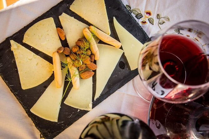Santiago de Compostela: Cheese and Wine Tasting Experience - The Role of the Guide: Passionate and Knowledgeable