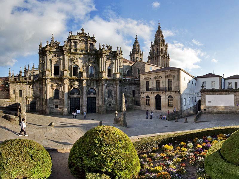Santiago de Compostela Full-Day Tour From Porto - Guides and Customer Service Excellence