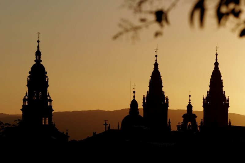 Santiago de Compostela: legends tour and galician dinner - Discover Santiago de Compostela’s Nighttime Charm