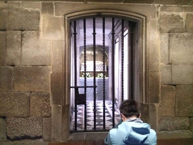 Santiago de Compostela & Valença - Private tour from Porto - Inside the Santiago Cathedral: A Marvel of Medieval Architecture