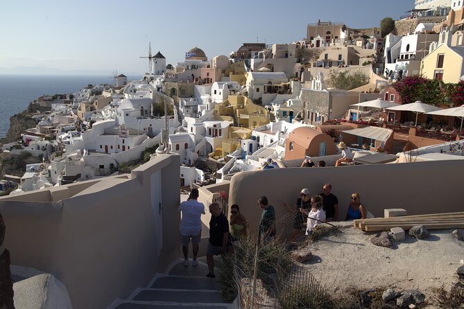 Santorini: 40min Photoshooting in Oia - The Experience Provider: MVM PRODUCTIONS