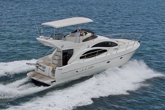 Santorini Caldera: Private Flybridge Yacht Experience - Gourmet Lunch and Drinks in Thirassia