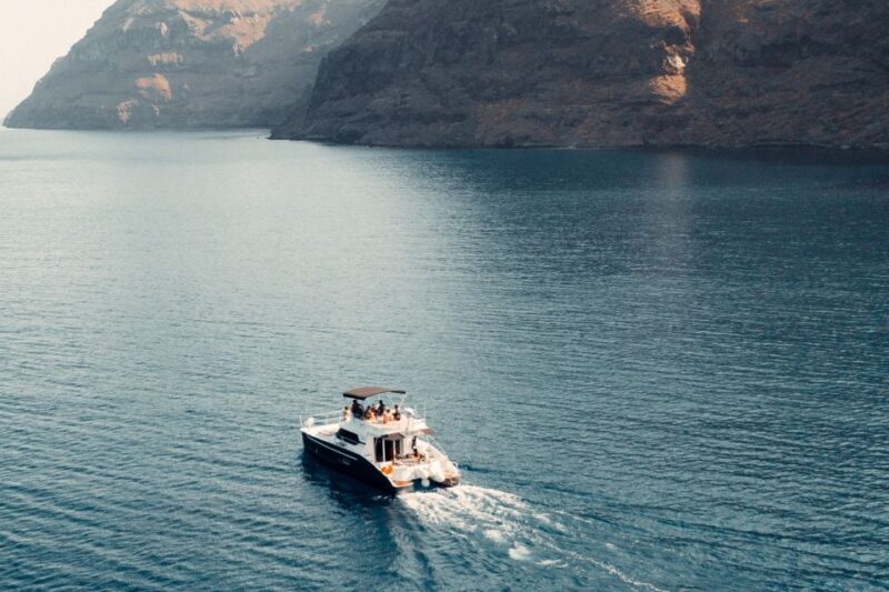 Santorini: Caldera Private Power Catamaran Cruise - Discover the Santorini Coast on a Private Power Catamaran