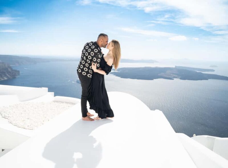 Santorini Couple Photoshooting - Key Points
