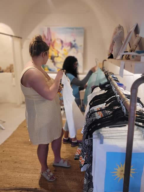 Santorini: Guided Shopping Therapy Tour - Exploring Oia’s Art, Shopping, and Scenic Views