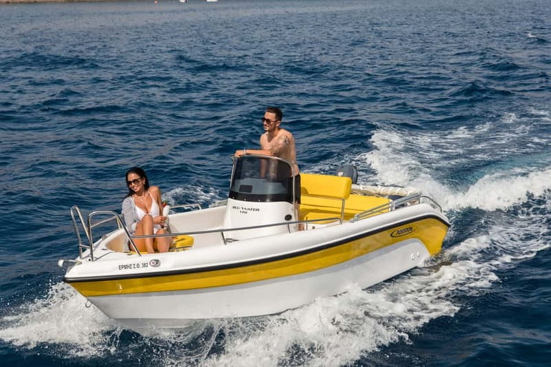Santorini: license free boat in Santorini - Easy Pickup at Vlichada Port for a Flexible Day on the Water