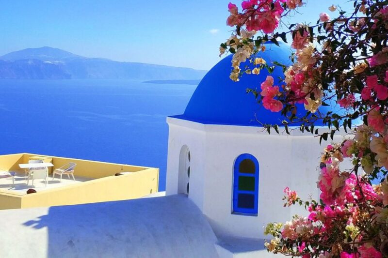 Santorini: Must-See Highlights Private Sightseeing Tour - Discover Oia’s Iconic Blue Domes and Village Charm