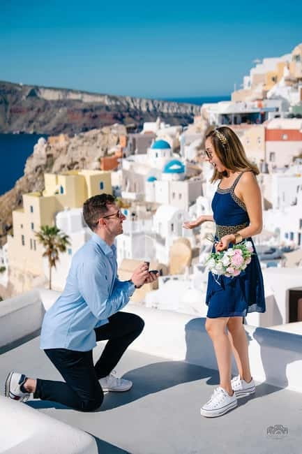 Santorini: Oia Private Couple Photoshoot with 35 Photos - The Experience: Professional Photography with Personalized Service