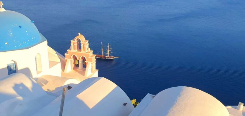 Santorini: Oia Walking Tour and Lighthouse Sunset with Wine - Sunset at Akrotiri Lighthouse: A Serene End to the Day