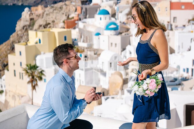 Santorini Private Couple Photoshoot in Oia - Key Points