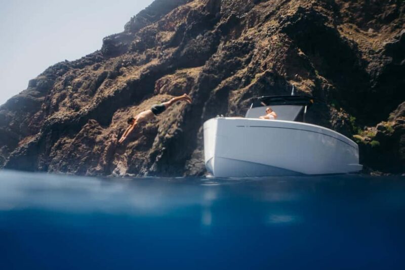 Santorini: Private Luxury Yacht Cruise with Meal & Drinks - Gourmet Meal and Quality Drinks Included