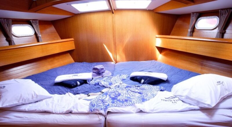 Santorini: Private Sailing Yacht Cruise with Meal & Drinks - Sailing to the Famous Santorini Beaches