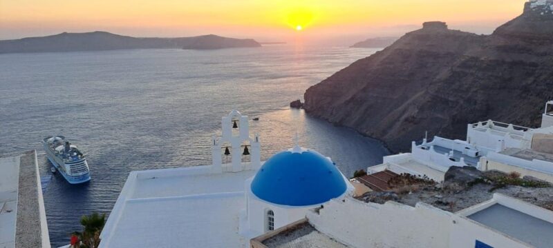 Santorini: Private Tour in Spanish with Local Guide - Exploring Oia’s Iconic Blue Domes and Sunset Views