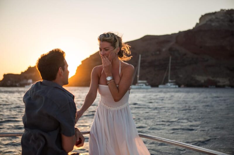 Santorini Proposal: A Luxury Photoshoot for Your Yes! Moment - Key Points