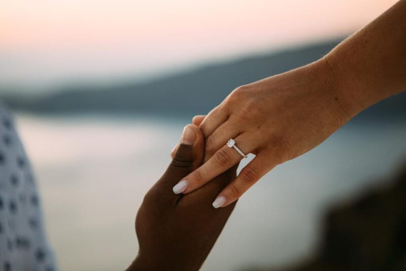 Santorini Proposal: A Luxury Photoshoot for Your Yes! Moment - How the Professional Photographer Ensures a Stress-Free Proposal