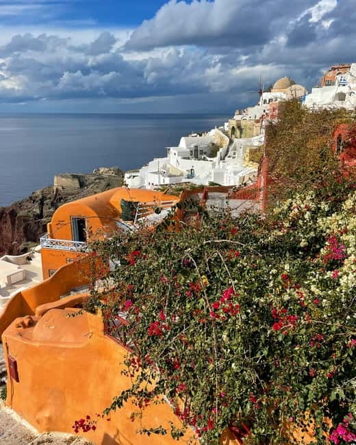 Santorini sightseeing -land tour (small group) - Visiting Oia: The Iconic Village with the Blue Domes