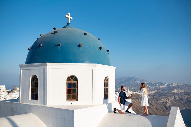 Santorini Walking Tour with a Personal Photographer - Logistics: Meeting Point and Group Size