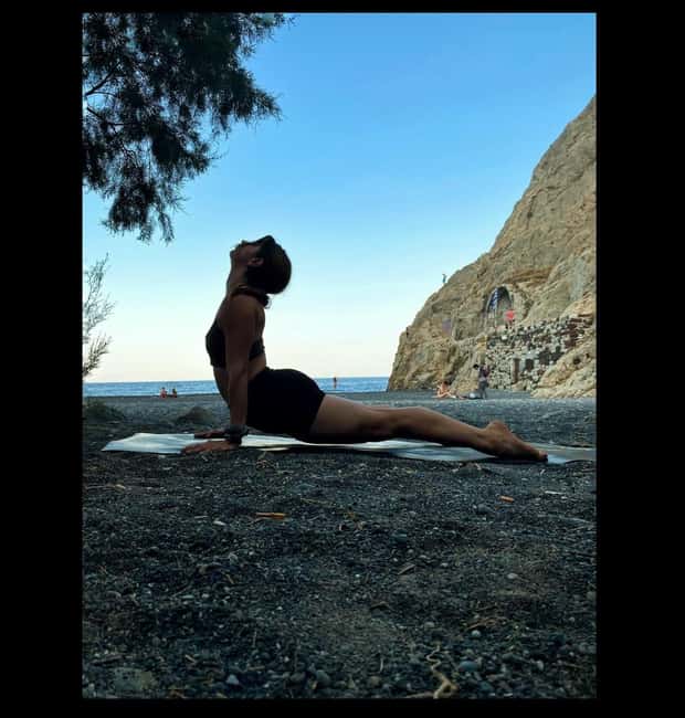 Santorini: Yoga and Stand-Up Paddleboard ( SUP ) Experience - Lunch or Dinner at a Local Restaurant