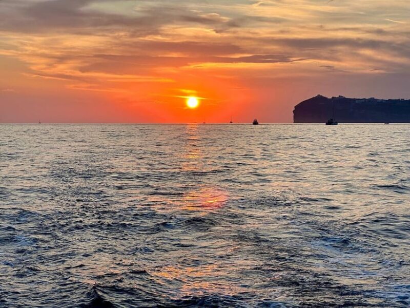 Santorini:Cruises with Catamaran around the Volcanic Island. - Experience a Scenic Catamaran Tour Around Santorinis Volcanic Coastline