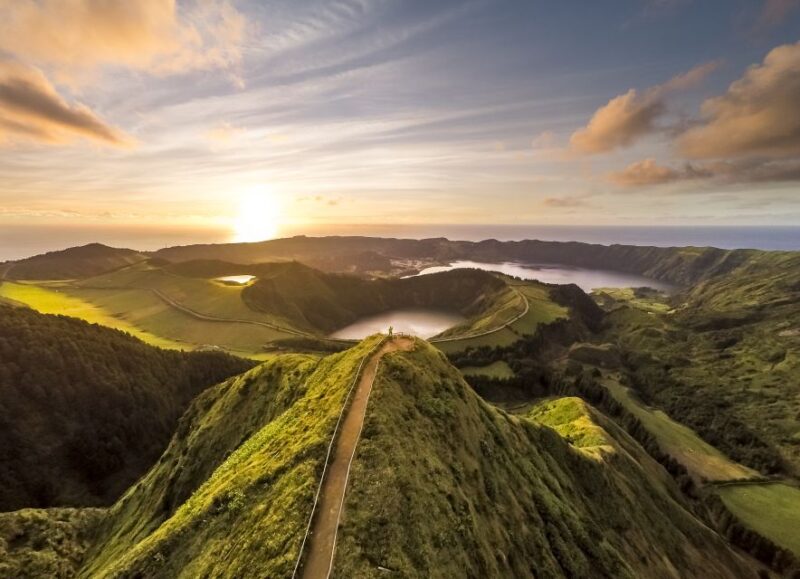 São Miguel: Full-Day Tour to Sete Cidades and Lagoa do Fogo - Visiting a Pineapple Plantation and Tasting Local Liquors